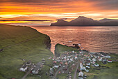 Feuriger Himmel in der Morgendämmerung über der Insel Kalsoy und dem Dorf Gjogv, Blick von oben, Insel Eysturoy, Färöer Inseln, Dänemark, Europa