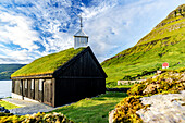 Traditionelle Kirche mit Grasdach mit Blick auf den Fjord, Funningur, Eysturoy Island, Färöer Inseln, Dänemark, Europa