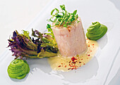 Gedämpfter Seebarsch mit Wasabi, Salat und Paprikasauce
