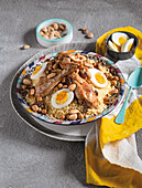 Marokkanischer Couscous mit Hühnchen, karamellisierten Zwiebeln und gekochten Eiern