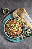 Couscous-Salat mit Wassermelone, Sellerie und Feta