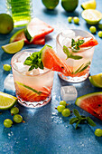Sommerliches Wassermelonen-Getränk mit Eiswürfeln und Minze