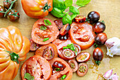 Tomaten (Ochsenherzen und Black Lady) in Scheiben geschnitten mit Basilikum und Knoblauch