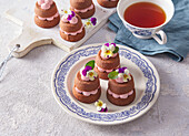 Schokoladen-Cupcakes mit Himbeercreme