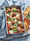 Gratinated meatballs in tomato sauce