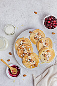 Buttermilch-Pancakes garniert mit Mandeln