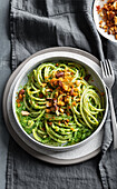 Spaghetti alla Chitarra mit Spinatpesto und Paprikakrümeln