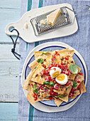 Sommerliches Pane Frattau mit Tomaten, Kapern und Pecorino