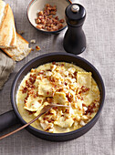 Ravioli mit Sahnesauce und knusprigem Speck