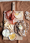 Südtiroler Schüttelbrot mit Speck, Käse und Apfelgelee