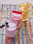 Smoothie mit Himbeeren, mit weißen und mit schwarzen Johannisbeeren