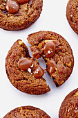 Karamell-Cookies mit Erdnüssen