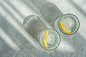 Wodka Tonic, serviert mit Zitrone und Eiswürfeln