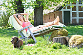 Brünette Frau beim Relaxen im Garten