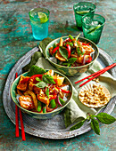 Satay-Tofu mit Gemüse