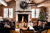 Rustikales Wohnzimmer mit offenem Kamin und weihnachtlicher Dekoration