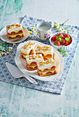 Walnusskuchen-Schnitten mit Zitronencreme und Erdbeeren