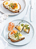 Bread with hard-boiled egg, smoked salmon and cress