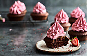 Schokoladen-Cupcakes mit Erdbeer-Buttercreme