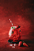 Erdbeer-Spritz mit Eis, Minze und Strohhalm