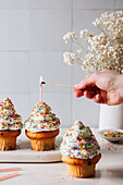 Cupcakes mit Vanillefrosting und Zuckerstreuseln