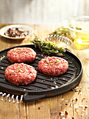 Low-salt burger patties made from mixed ground meat