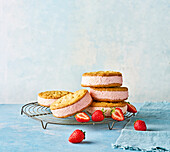Blondie-Cookies-Sandwiches mit Erdbeercreme