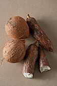 Kokosnüsse und Maniok