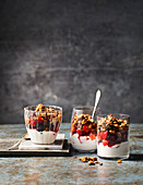 Veganes Parfait mit Müsli und Beeren