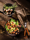 Salat mit Pilzen und Rinderfiletstückchen