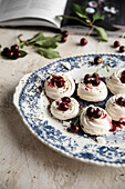 Mini-Pavlova mit Kirschen und Schokoraspeln