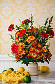 Herbstlicher Blumenstrauß mit Gerbera und Chrysanthemen (Chrysanthemum) und Dahlien (Dahlia)