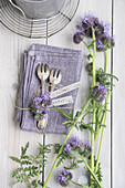 Serviette mit Silberbesteck, Namensschild und Bienenweide (Phacelia)