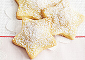 Shortcrust pastry stars with dried fruit filling