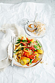 Warmer Gado-Gado-Salat mit Mais und Sprossen