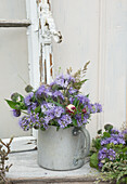 Wiesenblumenstrauß aus Bienenweide (Phacelia) und Gräsern