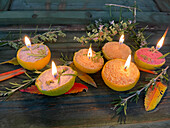 DIY-Kerzen mit Rosmarin in Zitronenschalen