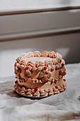 Vintage Cake Trend mit aufgespritzten Rüschen aus Buttercreme mit Verzierung aus Johannisbeeren