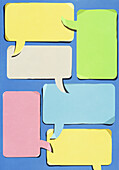 Mehrfarbige Kommunikation Sprechblasen überlappend auf blauem Hintergrund