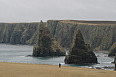 Felsformationen und Klippen entlang der Meeresküste, Duncansby, Schottische Highlands, Schottland