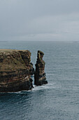 Schroffe Klippe entlang der Meeresküste, Duncansby, Schottische Highlands, Schottland
