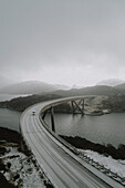 Auto auf verschneiter Brücke über Fluss, Assynt, Sutherland, Schottland