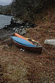 Kajaks und Boot am Ufer, Sheildag, Torridon, Schottland