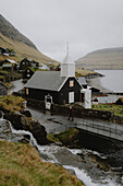 Kirche im idyllischen färöischen Dorf am Wasser, Bour, Vagar, Färöer Inseln