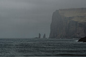 Klippen und Felsformationen am Meer, Tjornuvik, Haldarsvik, Färöer Inseln