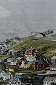 Häuser am Berghang im Dorf, Eidi, Eysturoy, Färöer Inseln