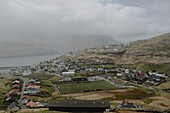 Dorf mit Fußballplatz, Eidi, Eysturoy, Färöer Inseln