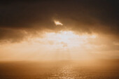 Dramatischer Sonnenuntergangshimmel mit Wolken über dem Meer, Neist Point, Isle of Skye, Schottland