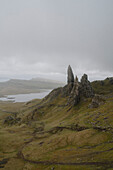 Malerischer Blick auf eine Felsformation in abgelegener Landschaft, Old Man of Storr, Isle of Skye, Schottland
