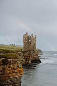 Burgruine am Rande einer Klippe über dem Meer, Keiss, Schottische Highlands, Schottland